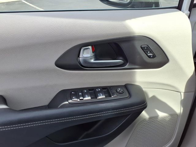 Used 2024 Chrysler Pacifica Touring-L FWD image 17