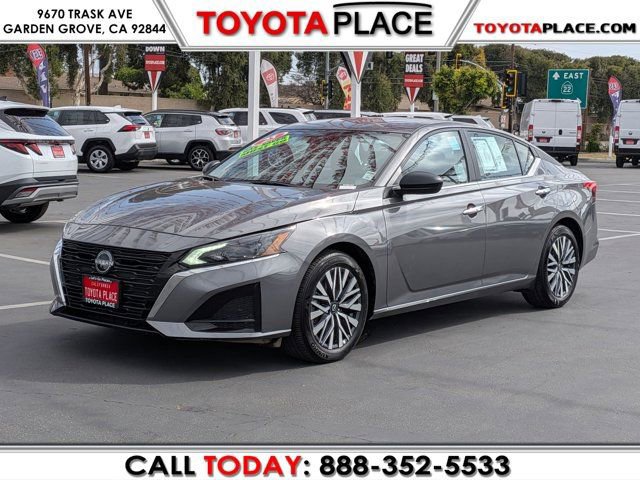 Used 2025 Nissan Altima 2.5 SV image 1