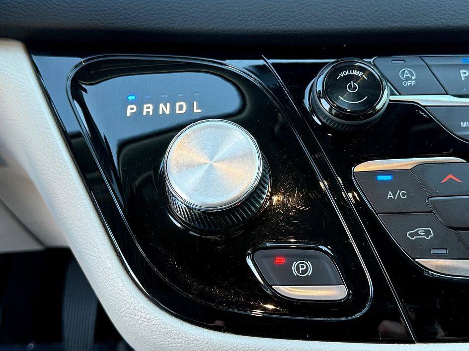 Used 2024 Chrysler Pacifica Touring-L image 23