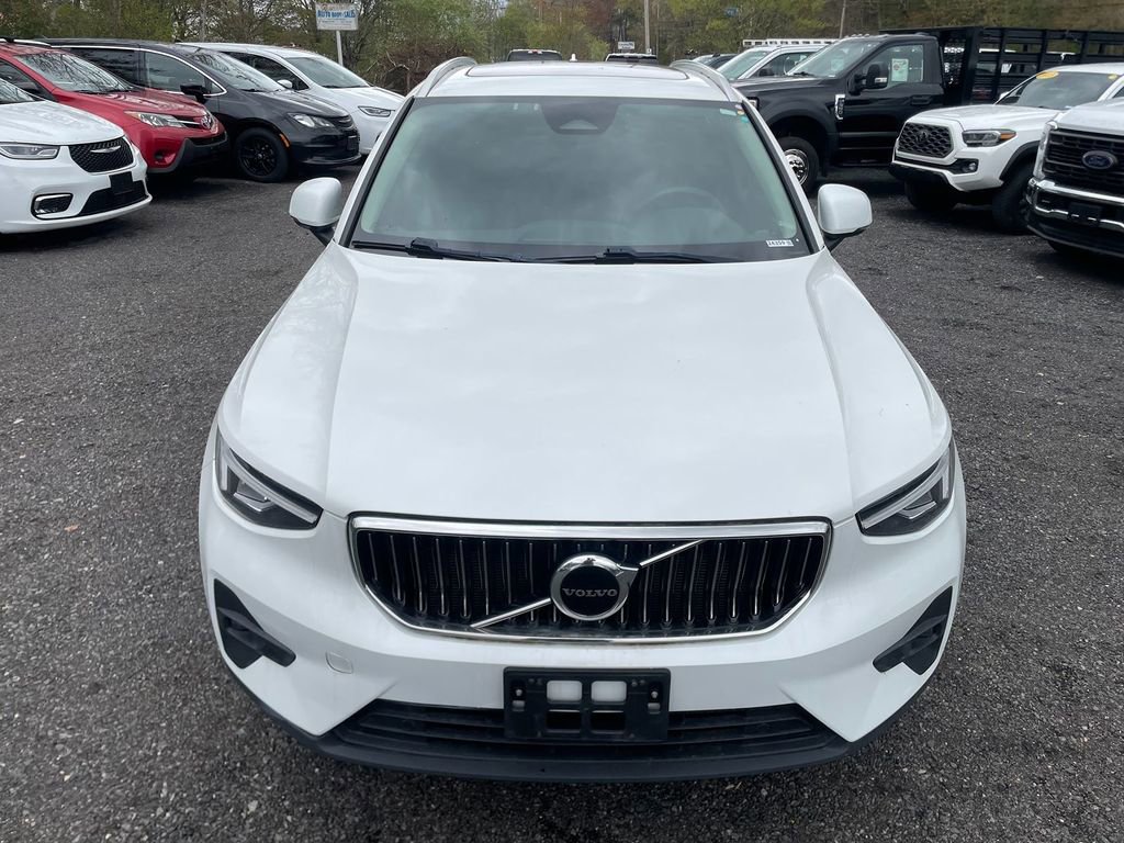 Used 2023 Volvo XC40 B5 Plus AWD/4WD image 3