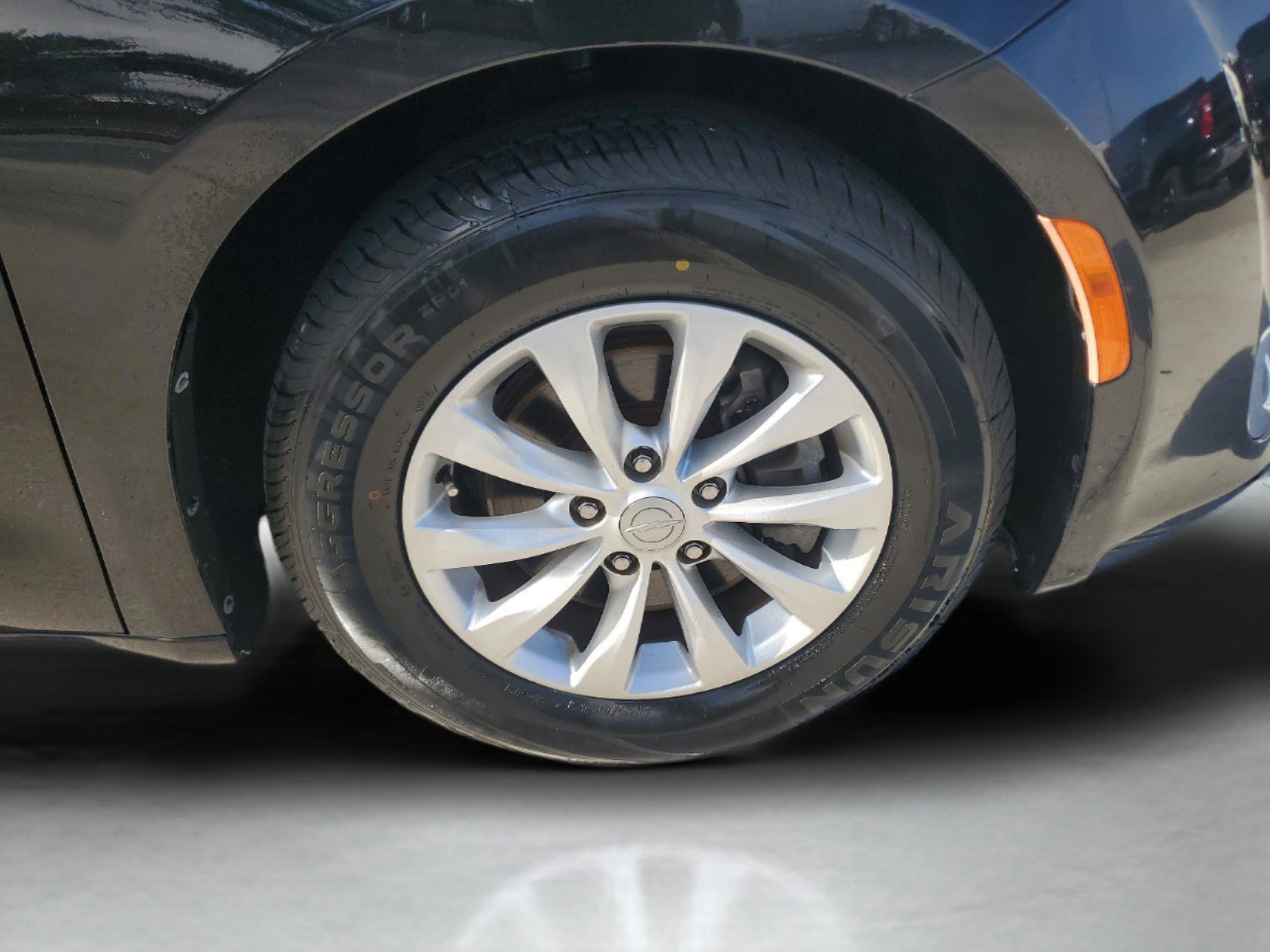 Used 2019 Chrysler Pacifica Touring-L image 6