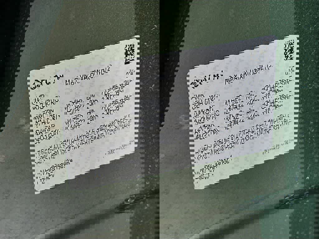 Used 2025 Rivian R1S Adventure image 21