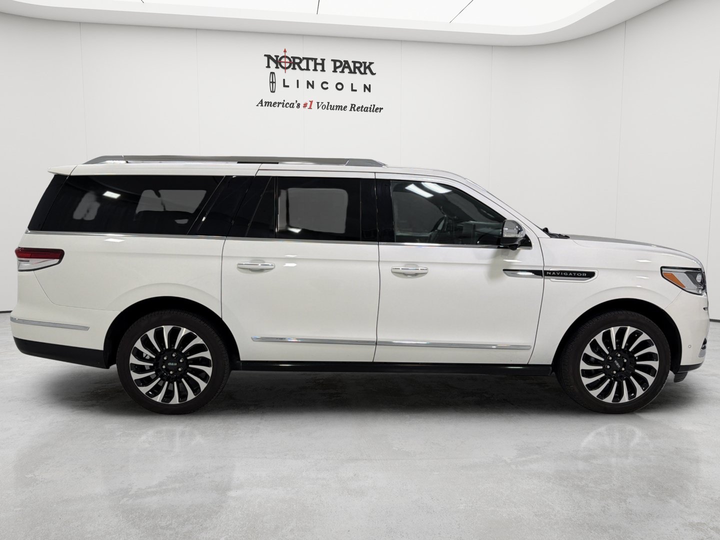 Used 2023 Lincoln Navigator L Black Label AWD/4WD image 6