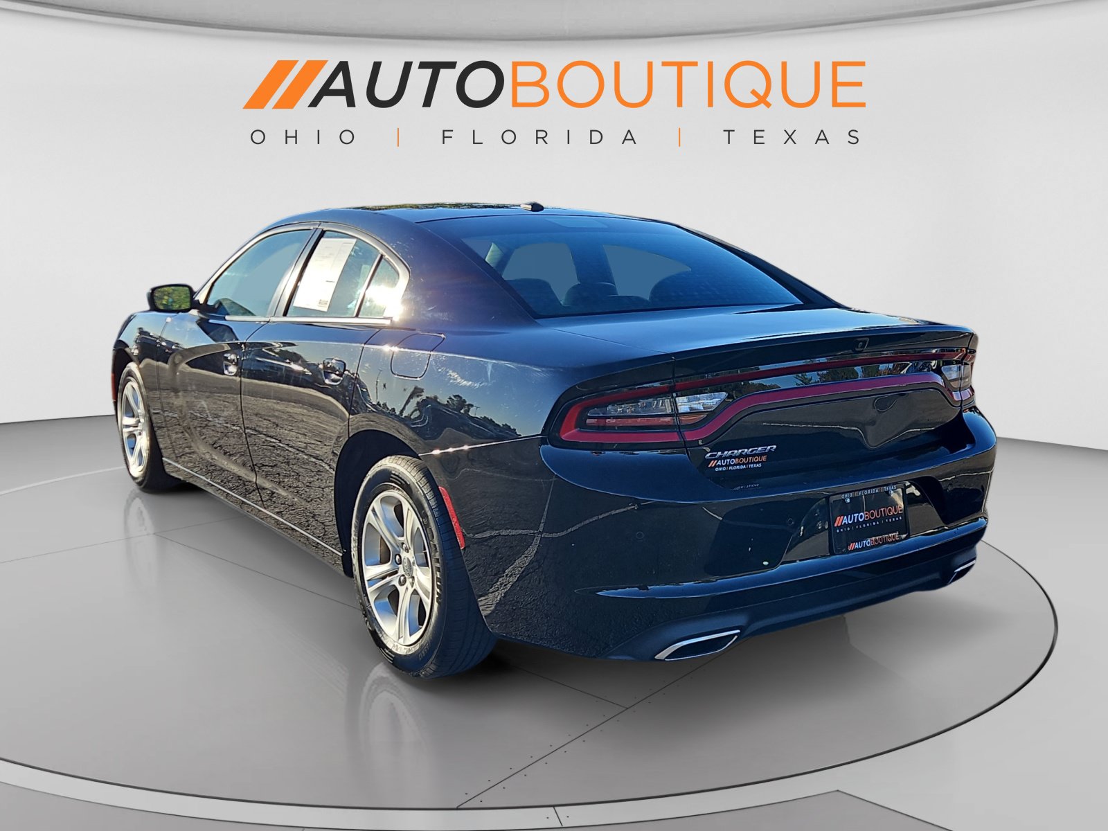 Used 2020 Dodge Charger SXT w/ Leather Interior Group RWD image 3