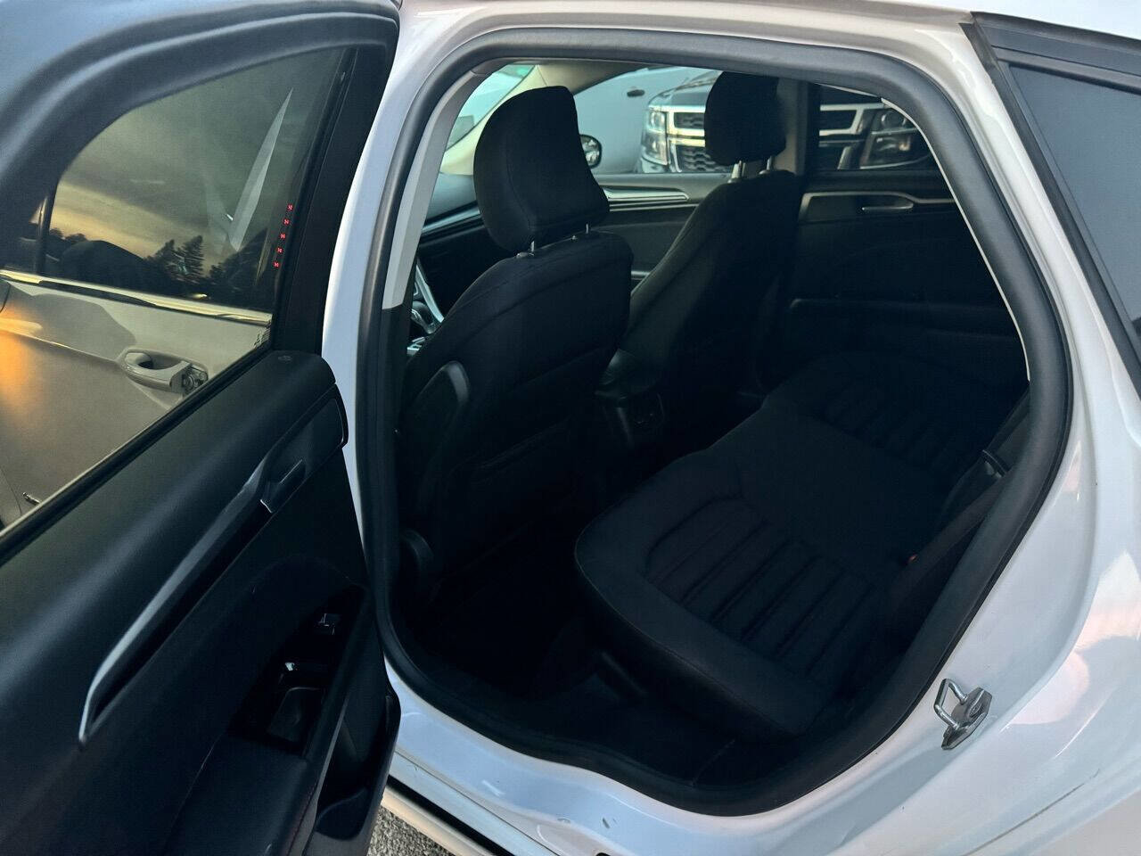 Used 2016 Ford Fusion SE image 16