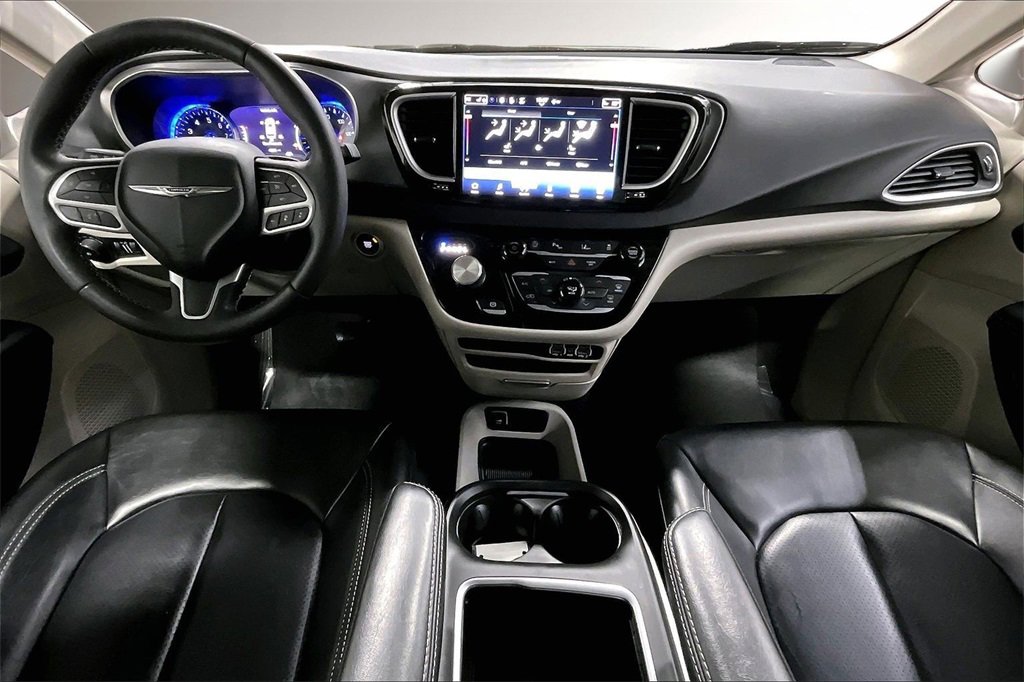 Used 2023 Chrysler Pacifica Touring-L image 8