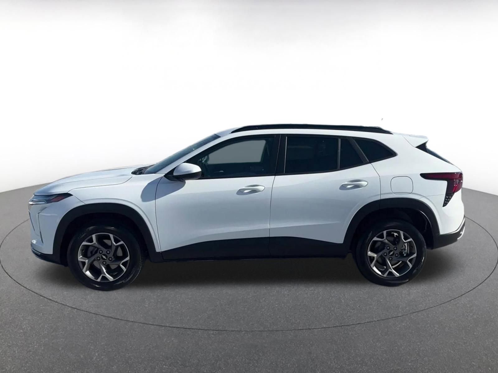 Used 2025 Chevrolet Trax LT FWD image 9