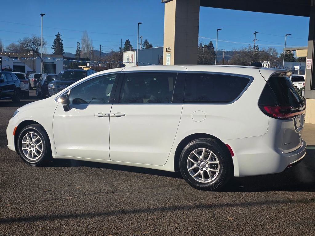 Used 2024 Chrysler Pacifica Touring-L FWD image 35