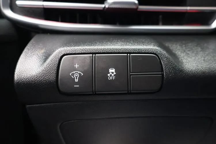 Used 2025 Hyundai Elantra SEL FWD image 19