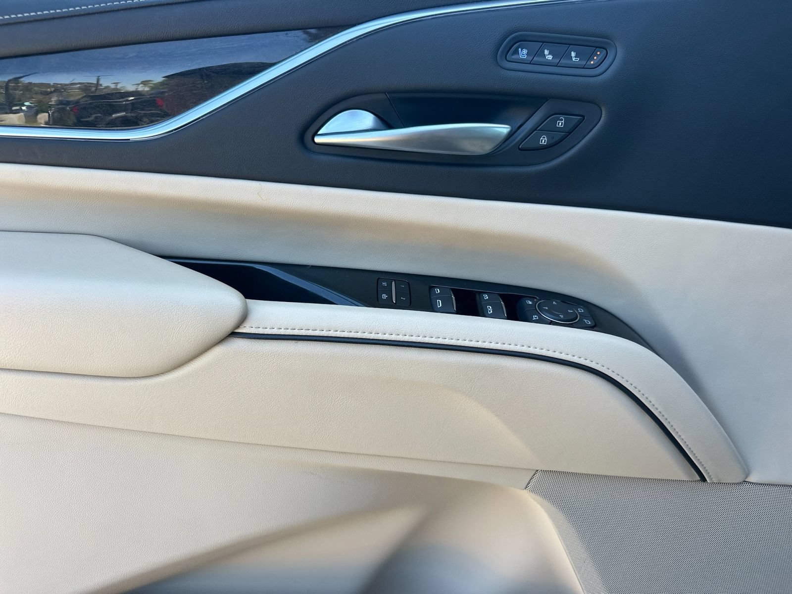 Used 2023 Cadillac Escalade ESV Premium Luxury RWD image 11