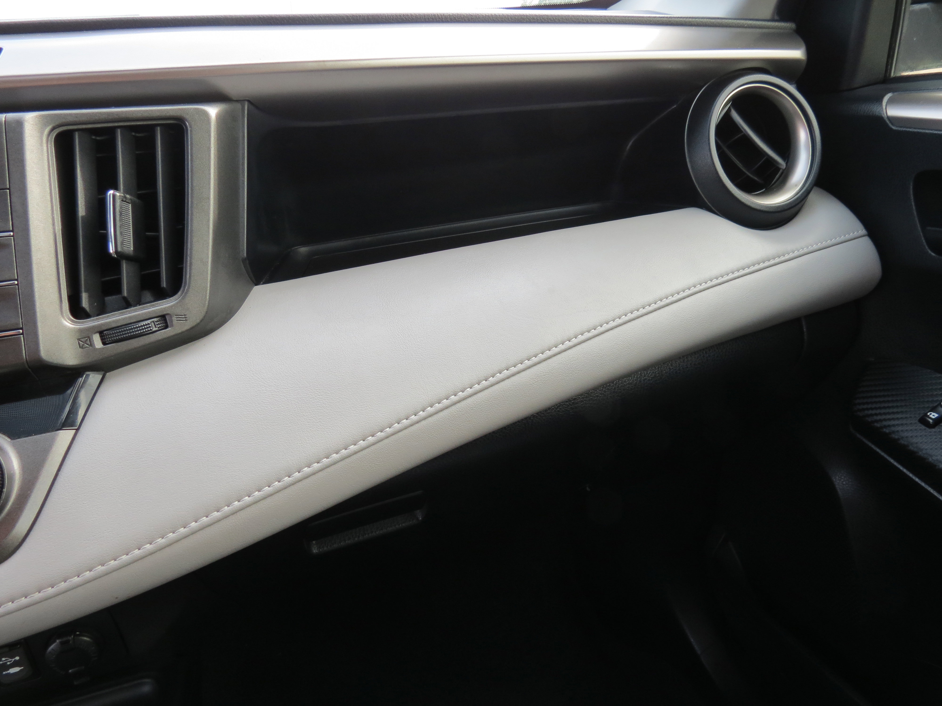 Used 2013 Toyota RAV4 XLE FWD image 25