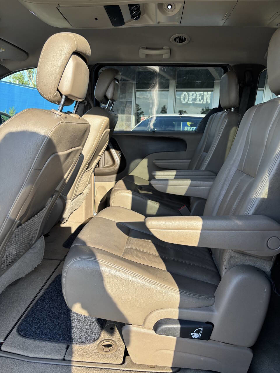 Used 2013 Chrysler Town & Country Touring-L w/ Driver Convenience Group image 5