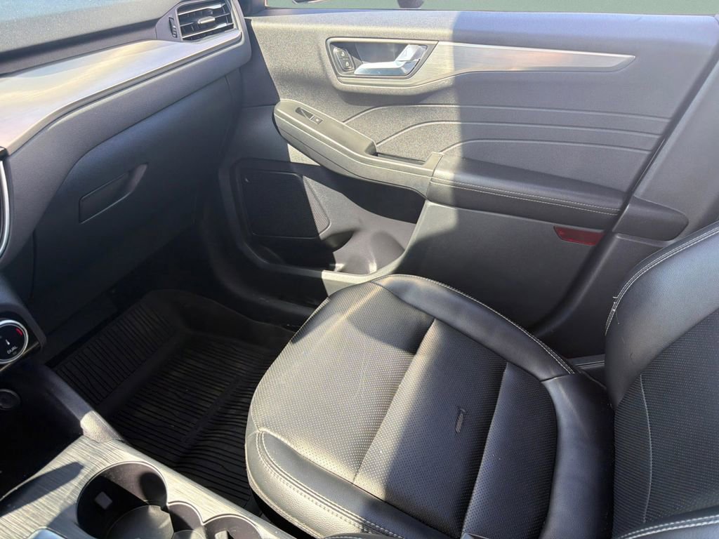 Used 2022 Ford Escape Titanium FWD image 30