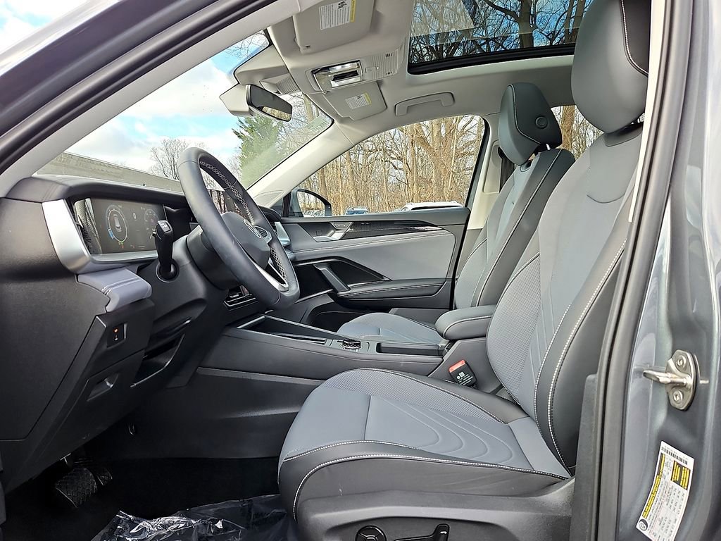 Certified 2025 Volkswagen Tiguan SE w/ Panoramic Sunroof Package image 13