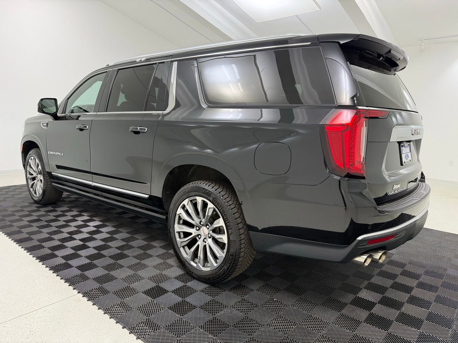 Used 2021 GMC Yukon XL Denali w/ Denali Premium Package image 4