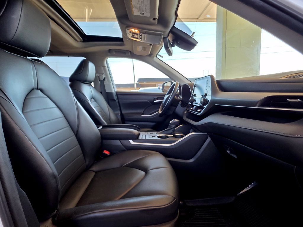 Used 2022 Toyota Highlander XLE AWD/4WD image 29