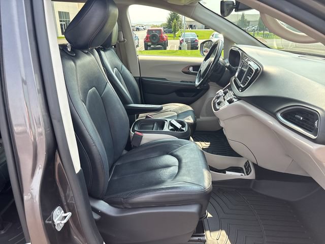 Used 2019 Chrysler Pacifica Touring-L FWD image 24