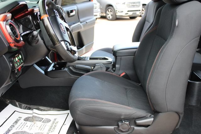 Used 2016 Toyota Tacoma TRD Off-Road w/ Premium & Technology Package AWD/4WD image 13
