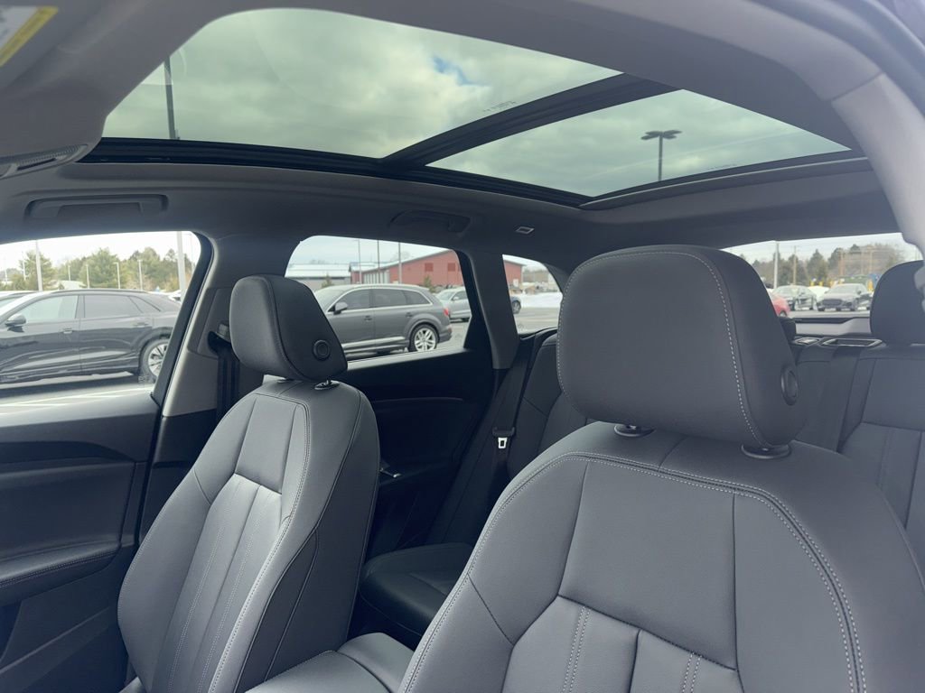 Used 2025 Audi Q5 Premium w/ Convenience Package image 25