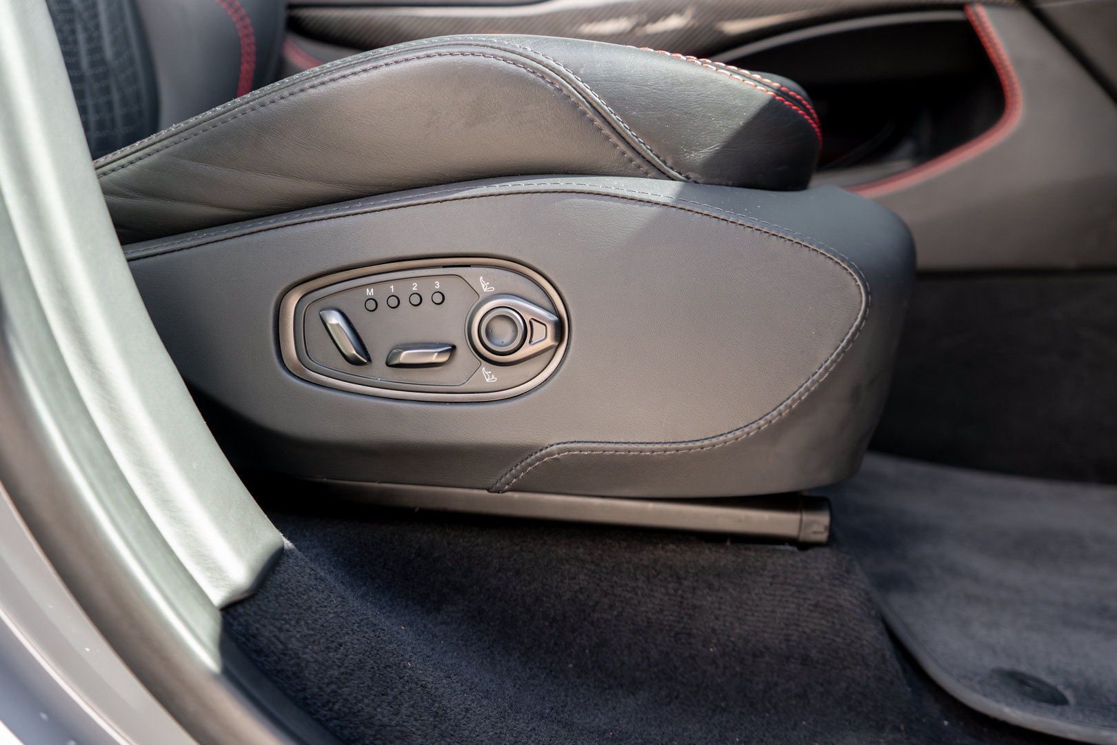 Used 2022 Aston Martin DBX AWD/4WD image 33