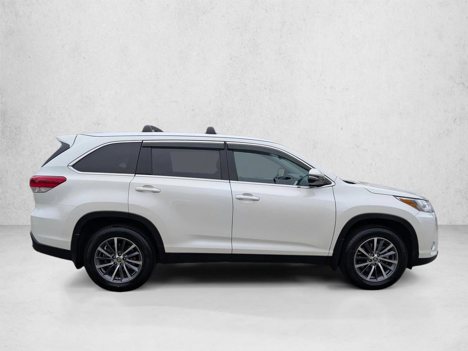 Used 2019 Toyota Highlander XLE AWD/4WD video 4