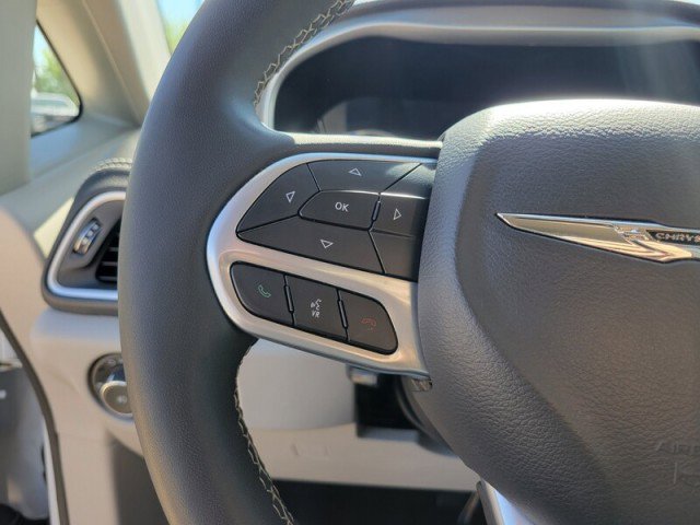 Used 2023 Chrysler Pacifica Touring-L image 15
