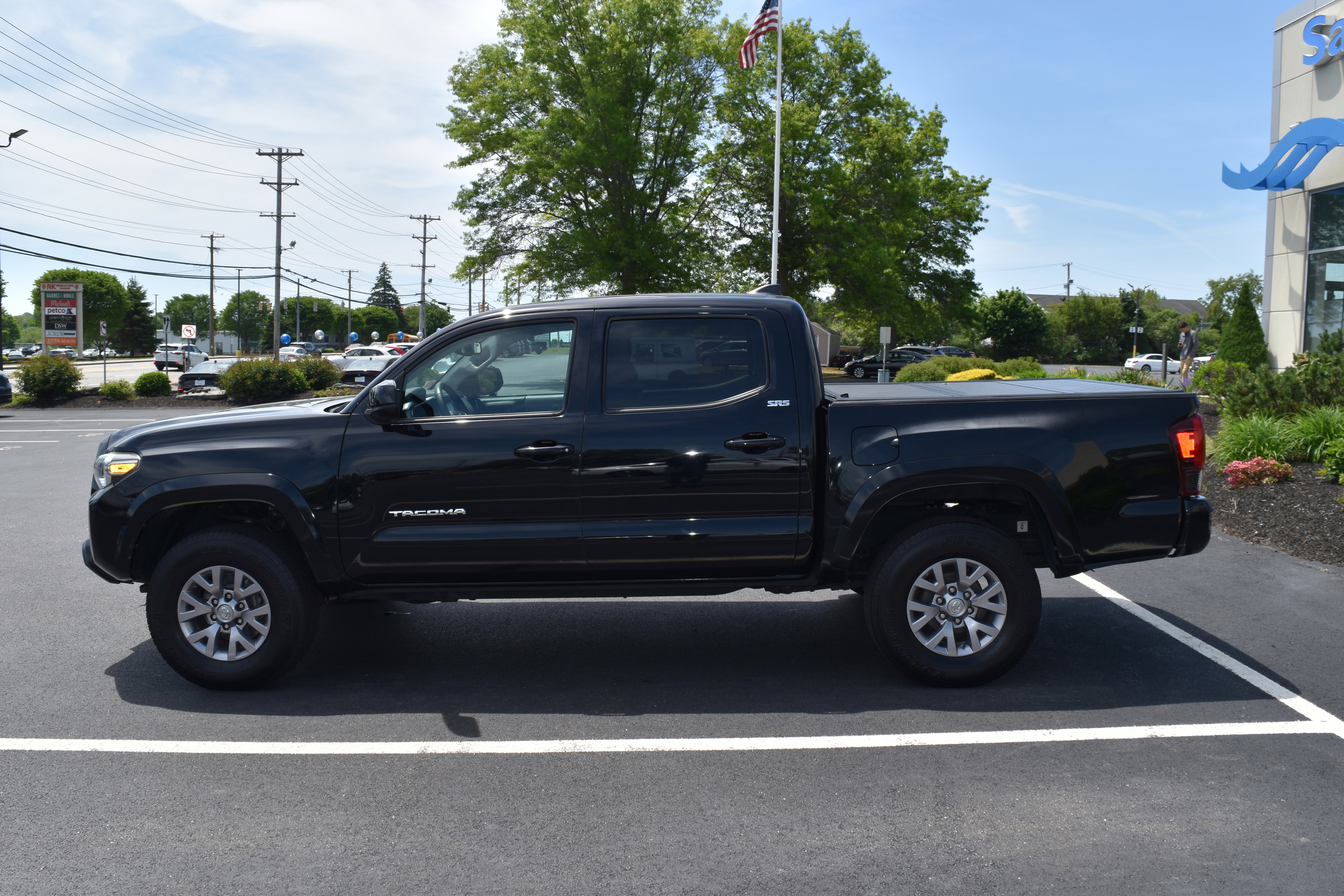Used 2018 Toyota Tacoma SR5 RWD image 5