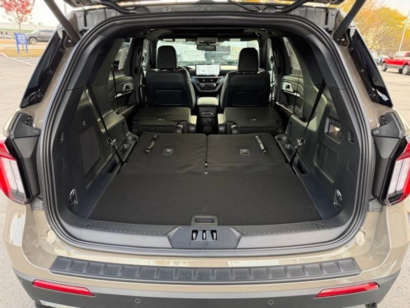 New 2026 Ford Explorer ST-Line w/ ST-Line Street Pack image 23