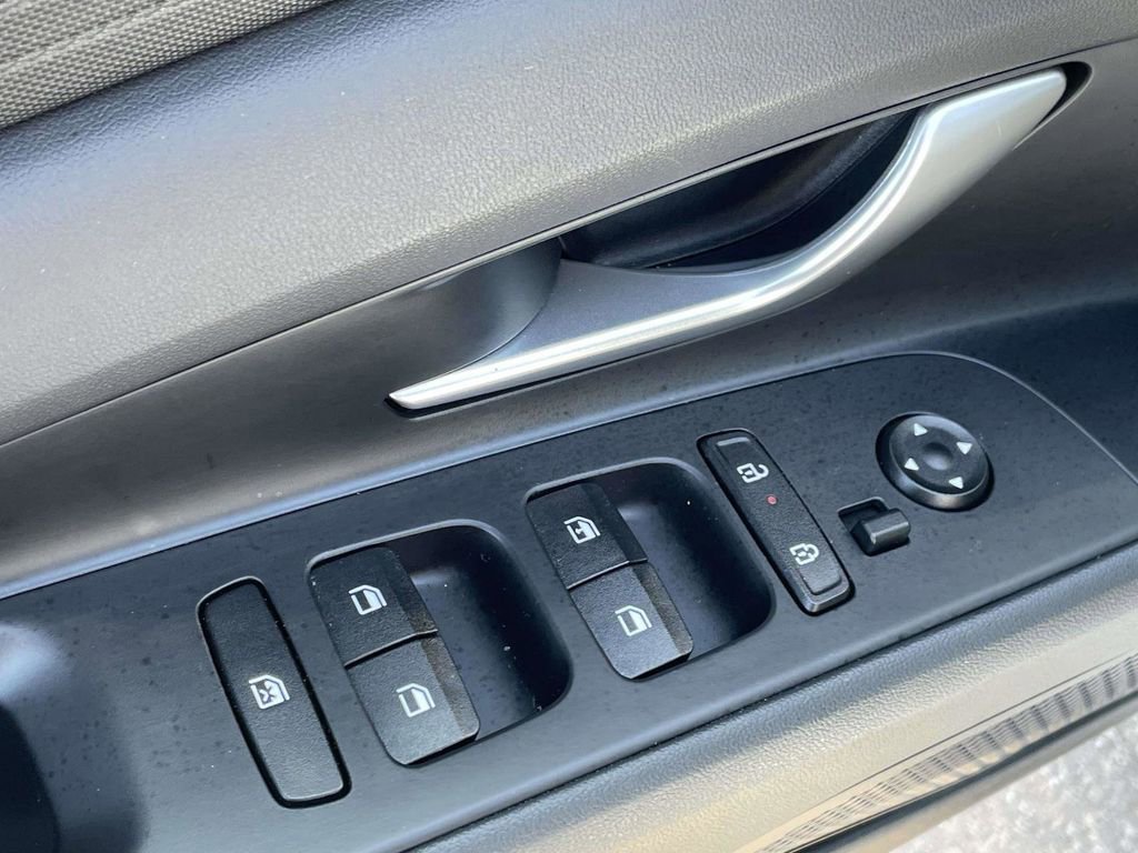 Certified 2026 Hyundai Elantra SE FWD image 14