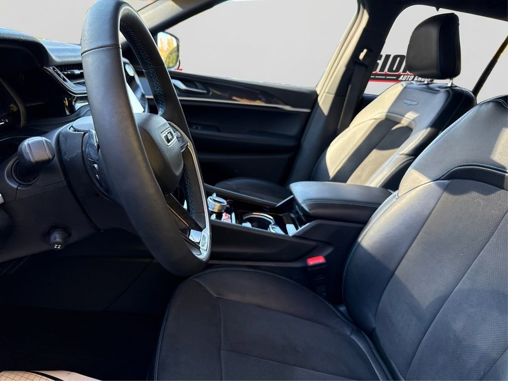 Used 2023 Jeep Grand Cherokee Trailhawk w/ Luxury Tech Group III image 9