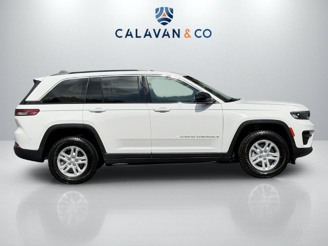 Used 2025 Jeep Grand Cherokee Laredo AWD/4WD image 8
