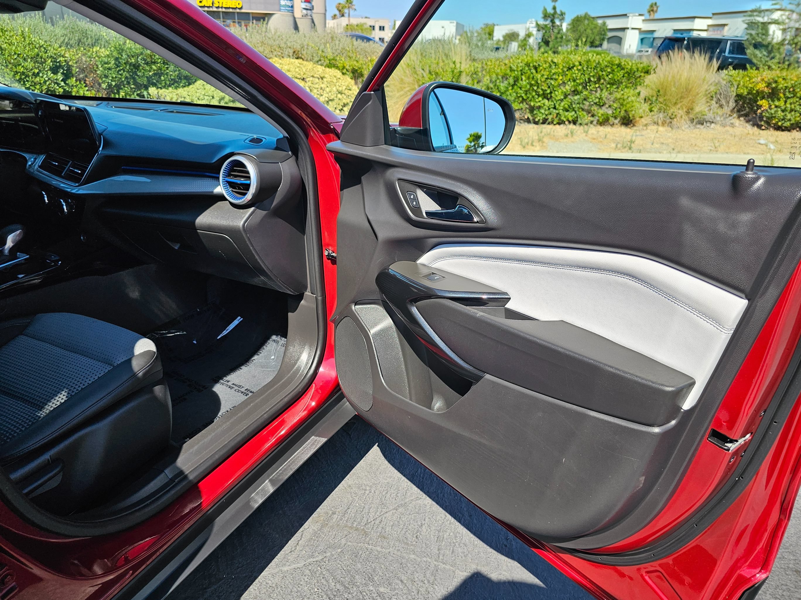 Used 2025 Chevrolet Trax LT w/ Driver Confidence Package FWD image 32