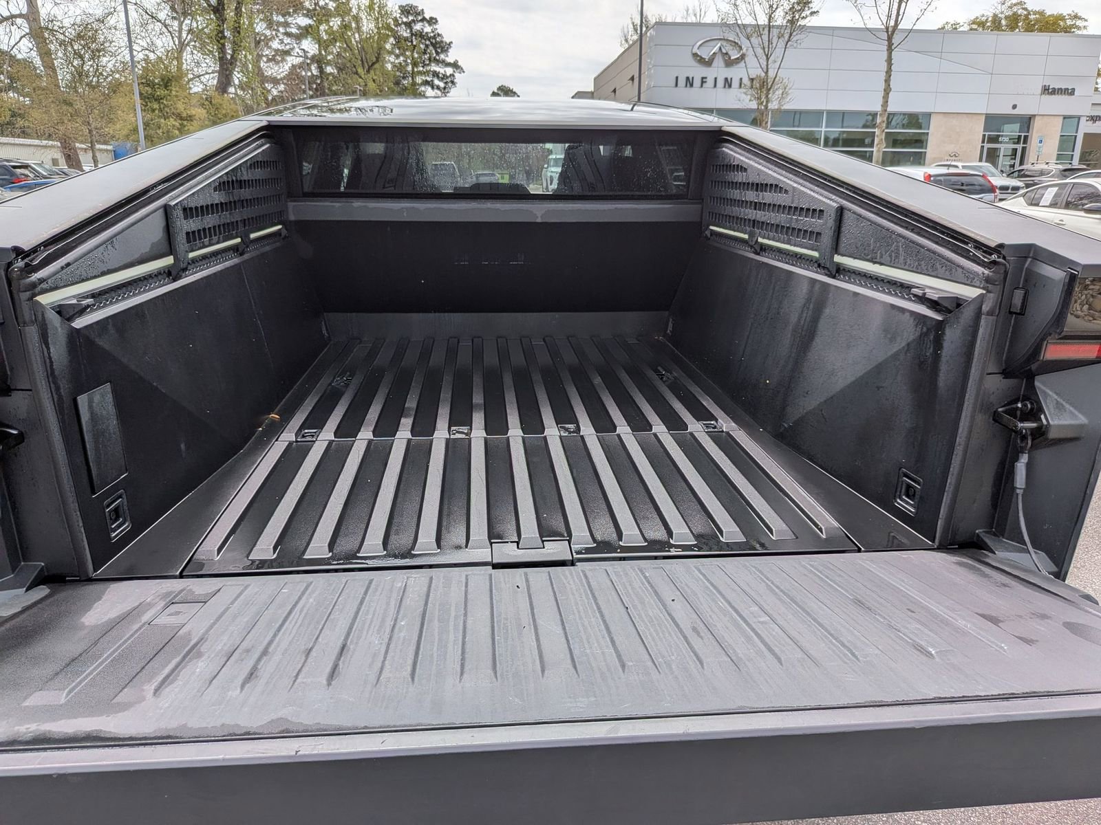 Used 2024 Tesla Cybertruck AWD Crew Cab image 31