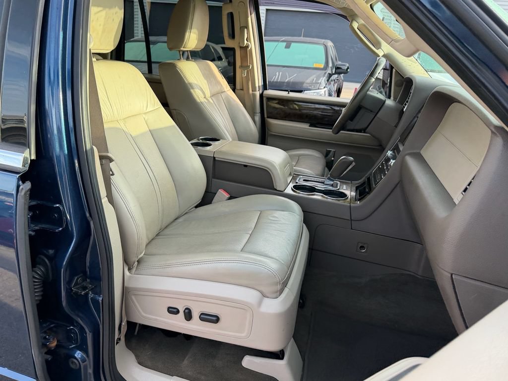 Used 2017 Lincoln Navigator Select RWD image 18