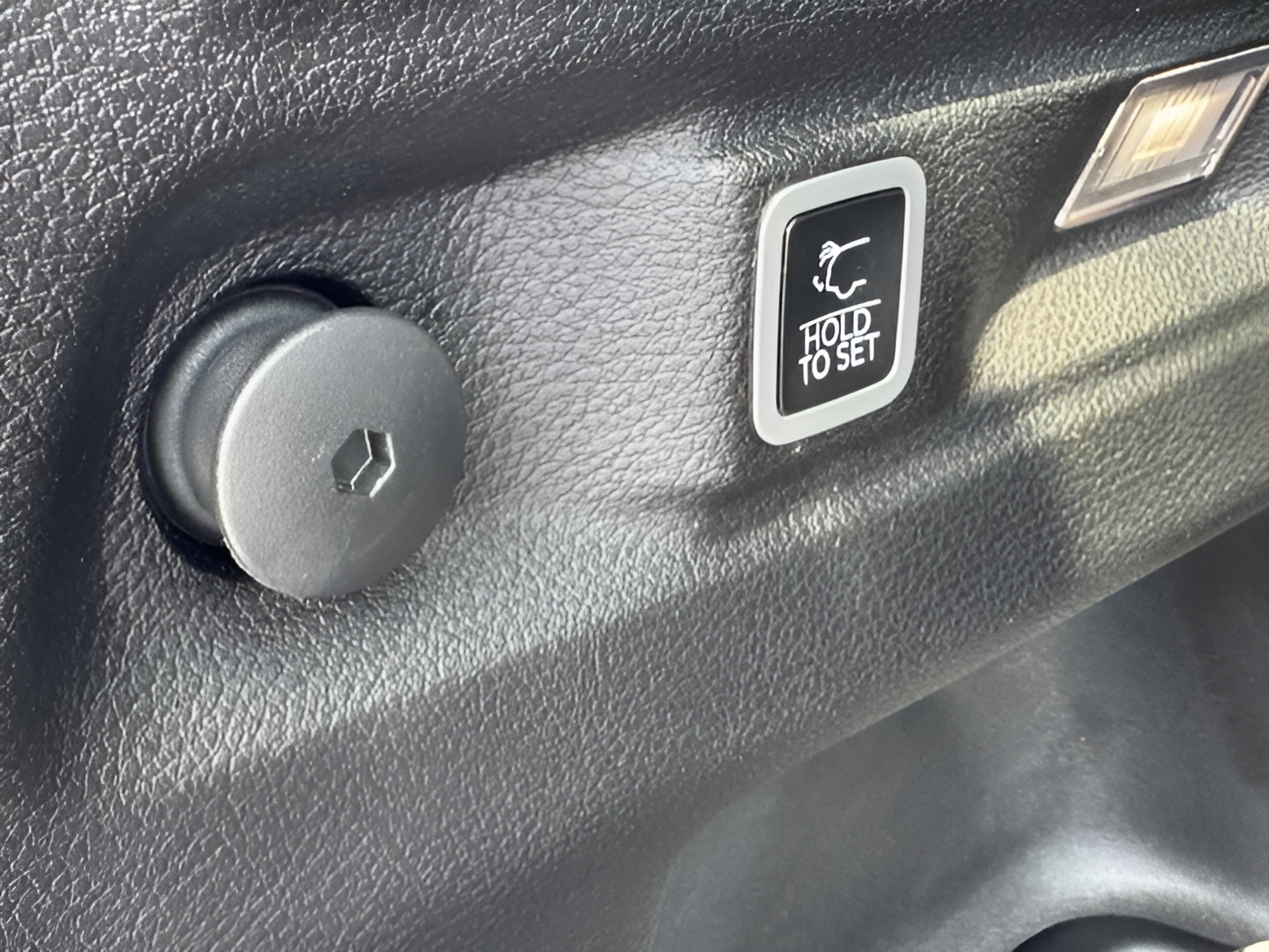Used 2023 Jeep Grand Cherokee L Limited AWD/4WD image 9