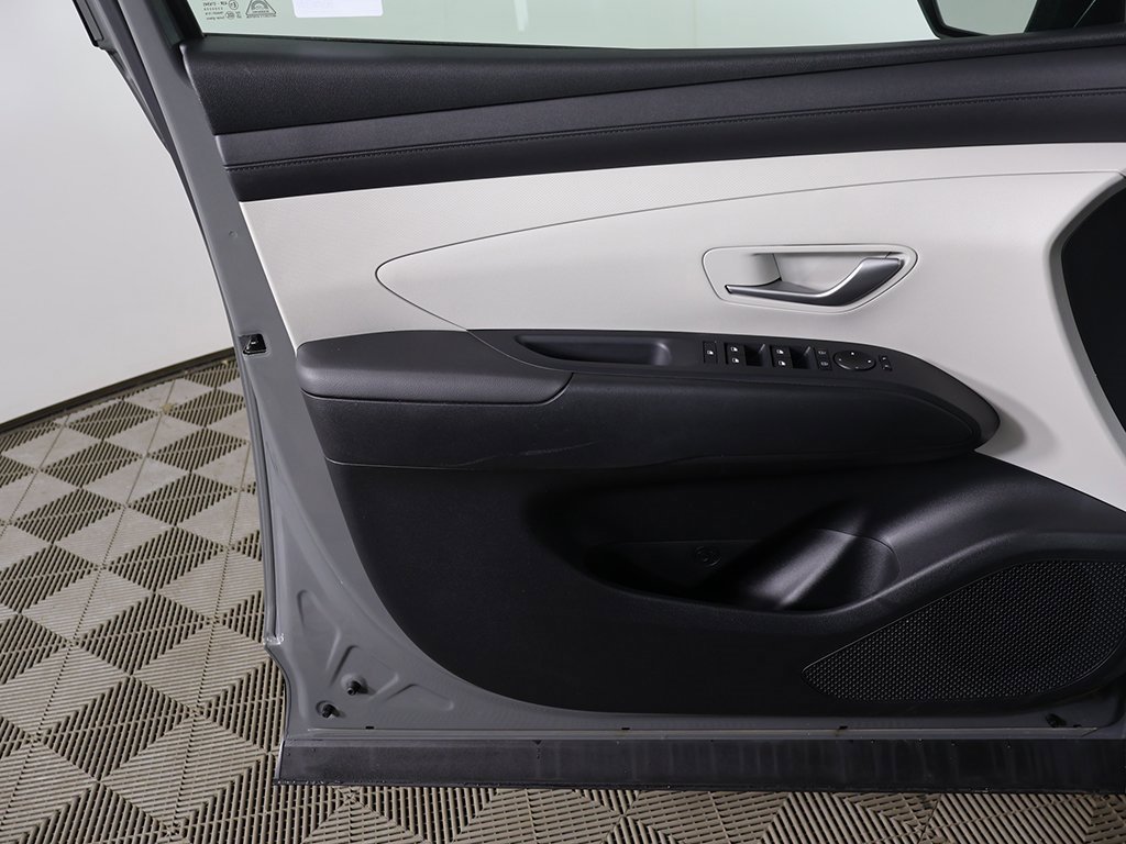 Certified 2025 Hyundai Tucson SE image 18