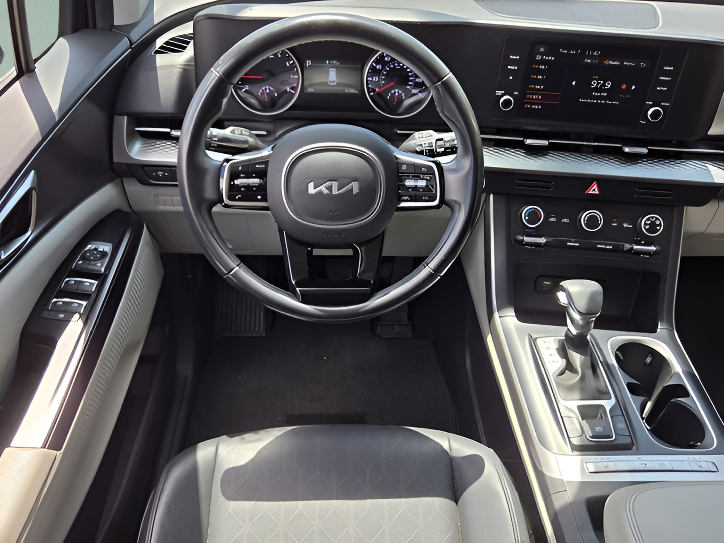 Used 2023 Kia Carnival LX FWD image 11