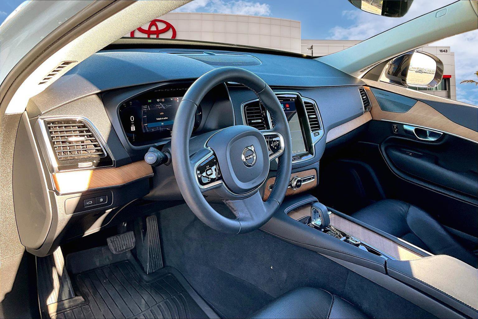 Used 2023 Volvo XC90 T8 Plus w/ Protection Package Premier image 13