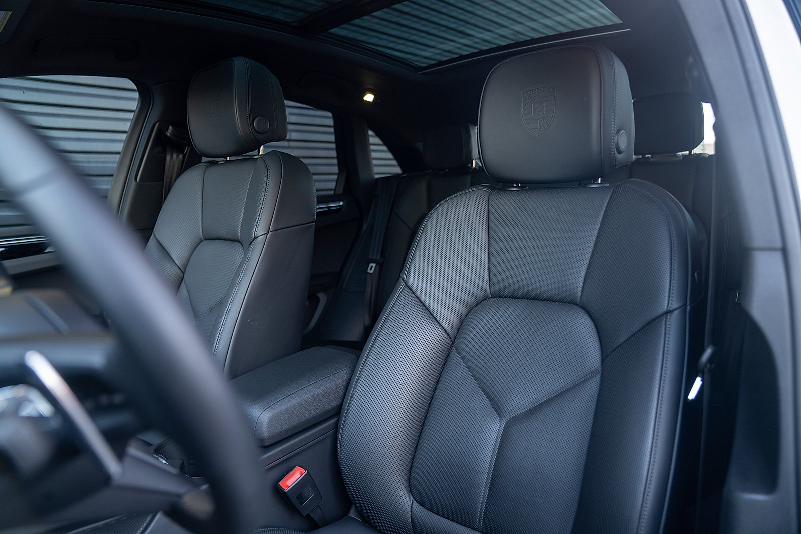 Certified 2025 Porsche Macan Turbo AWD/4WD image 5