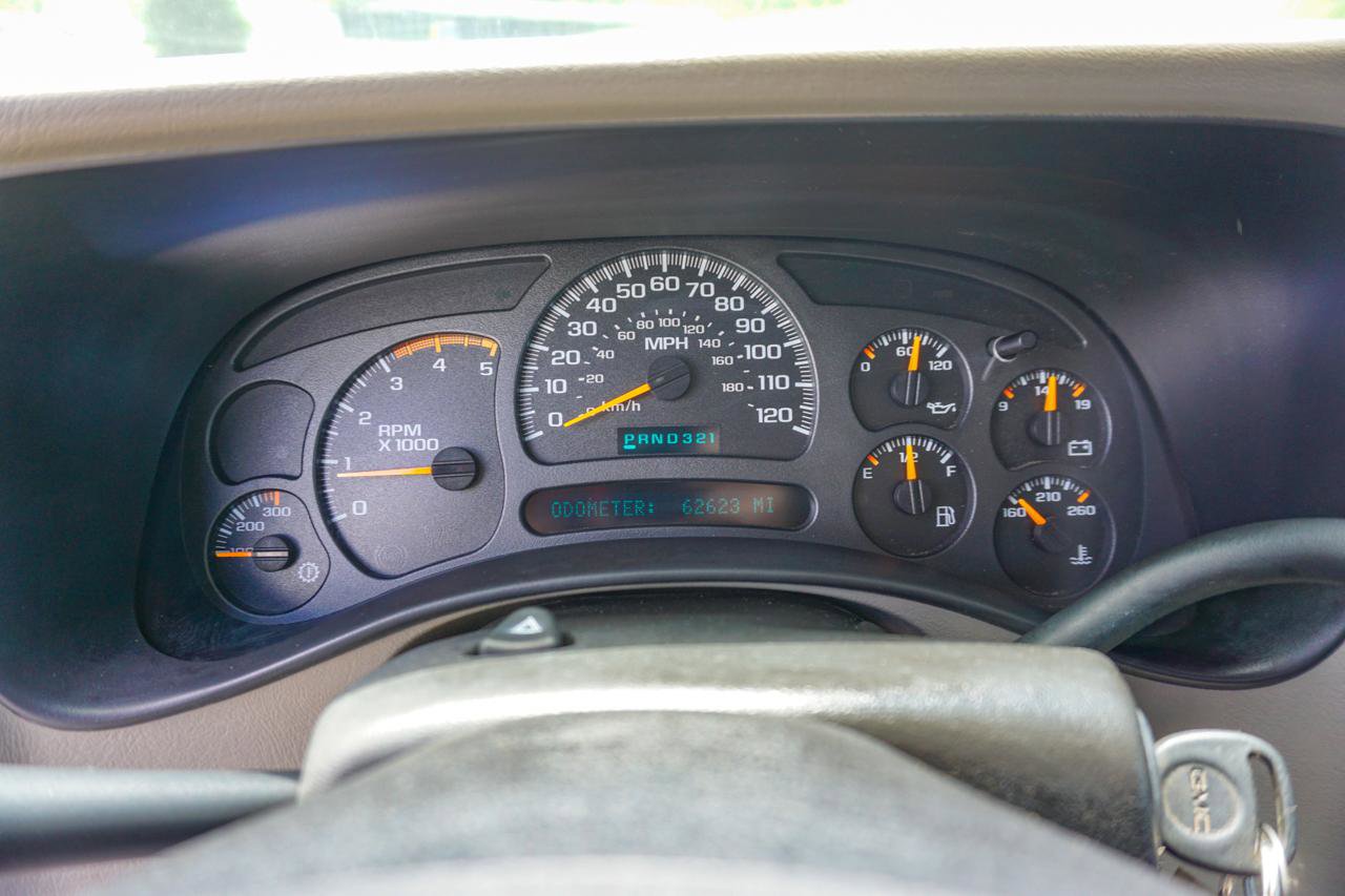 Used 2005 GMC Sierra 2500 SLT w/ Heavy-Duty Power Package AWD/4WD image 11