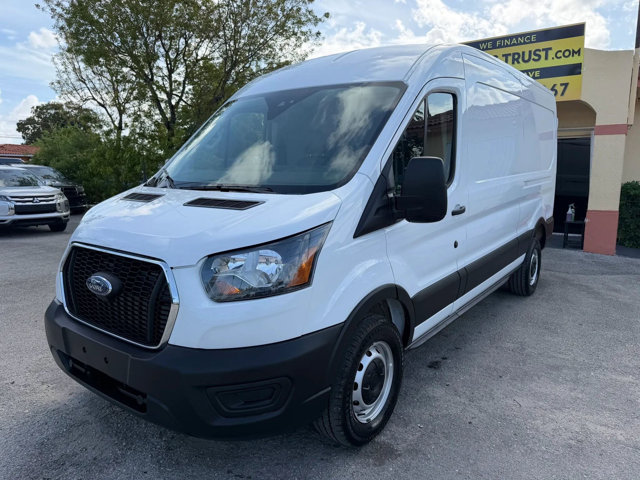 Used 2025 Ford Transit 250 148 Medium Roof image 2
