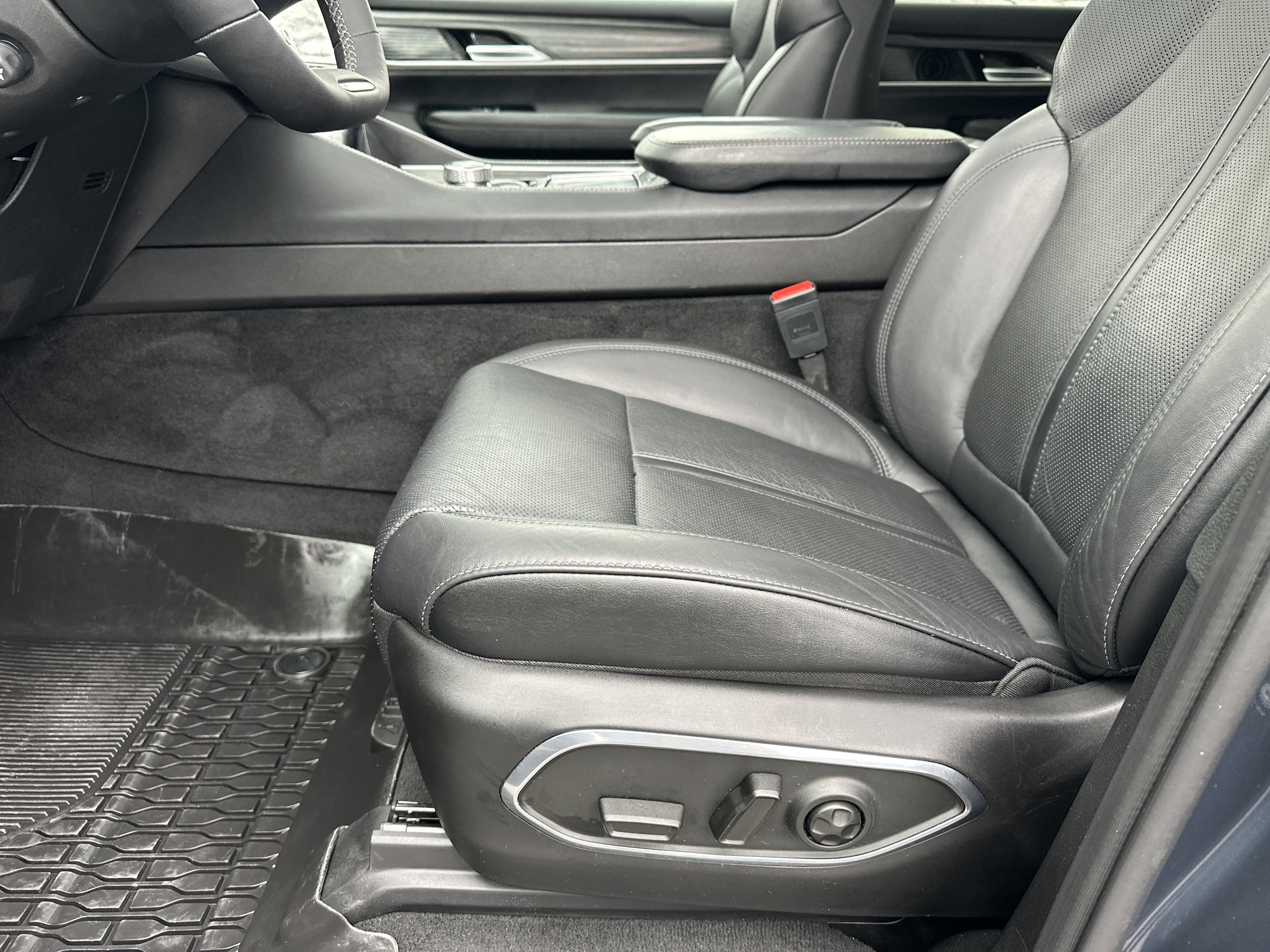 Used 2024 Jeep Wagoneer L Series III w/ Premium Group I image 11