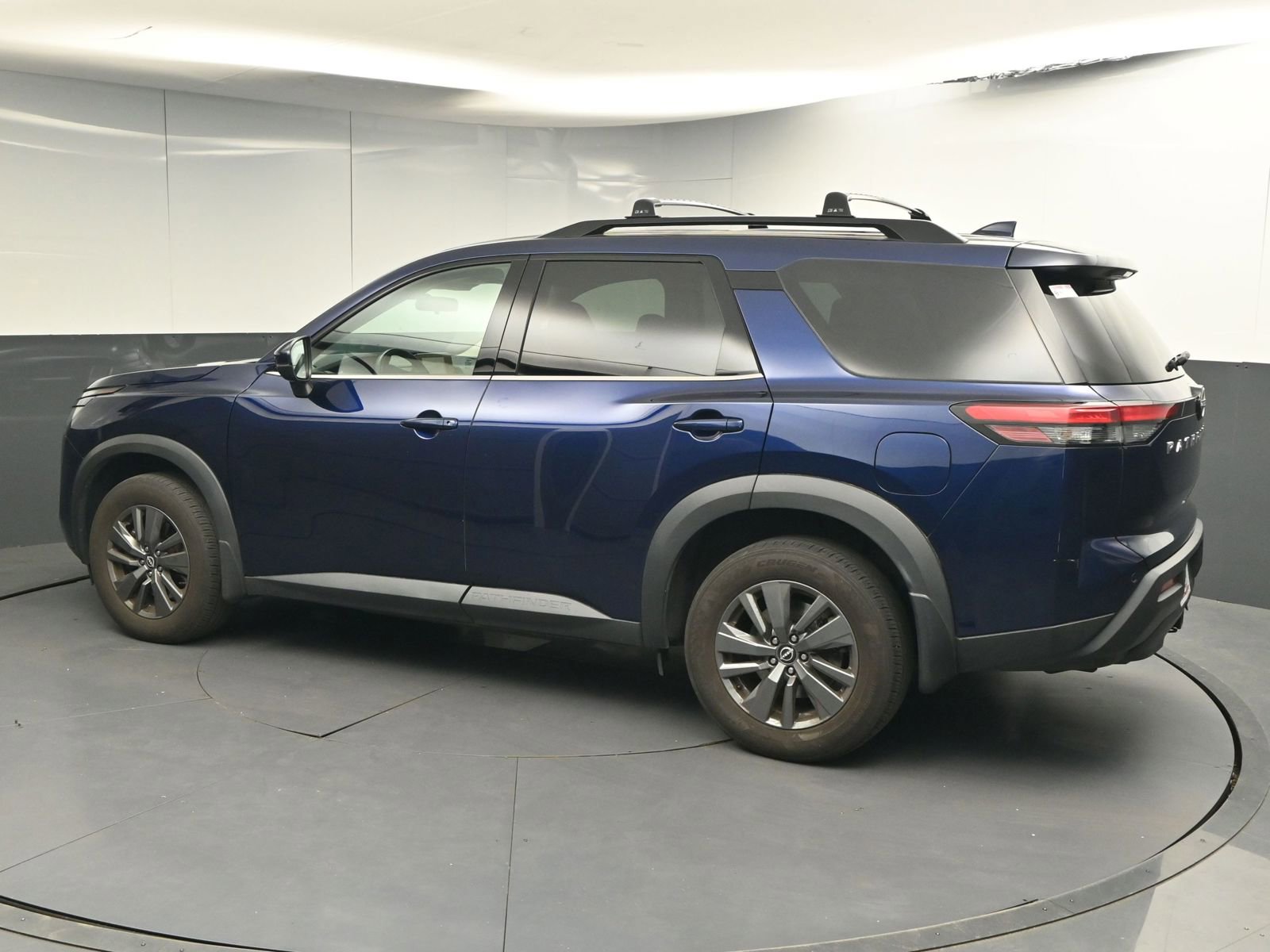 Used 2023 Nissan Pathfinder SV w/ SV Premium Package image 5