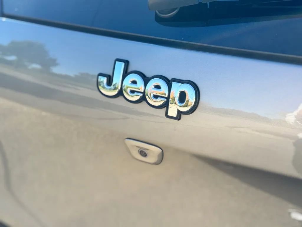 Used 2017 Jeep Cherokee Latitude w/ Cold Weather Group image 26