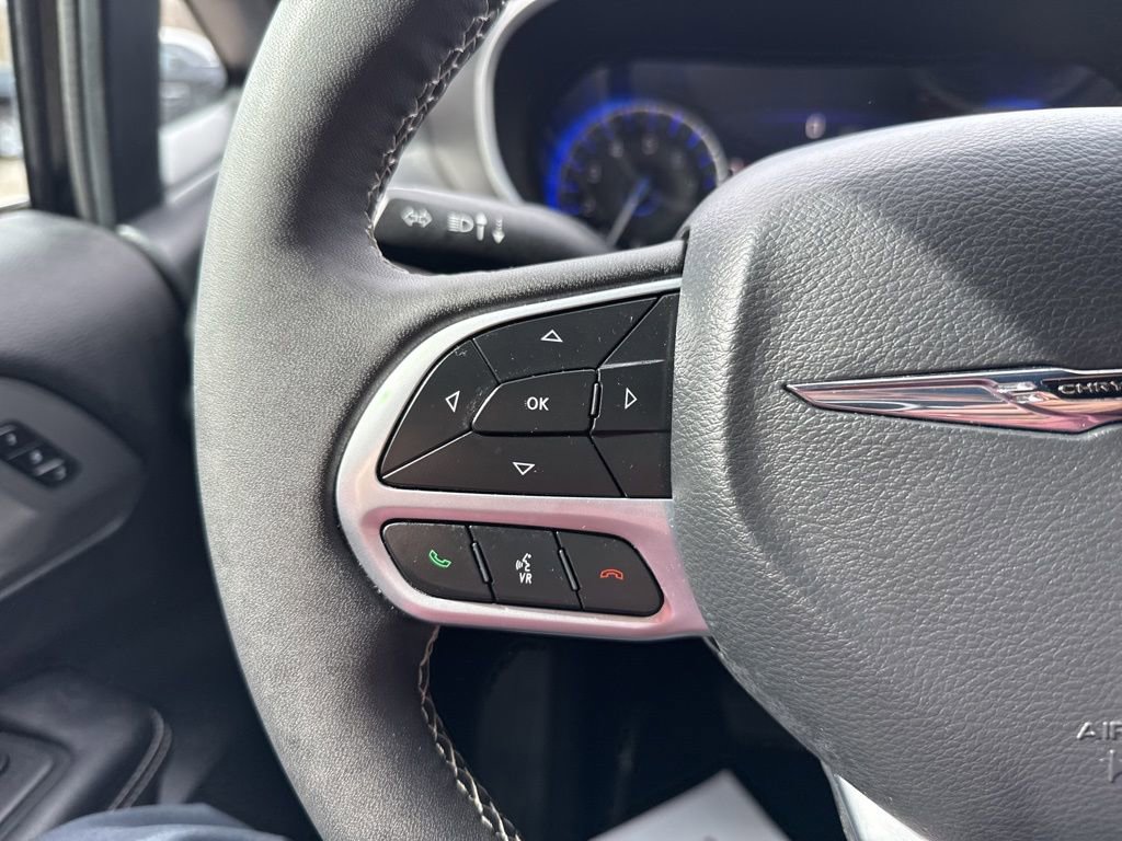 Used 2025 Chrysler Pacifica Select image 17