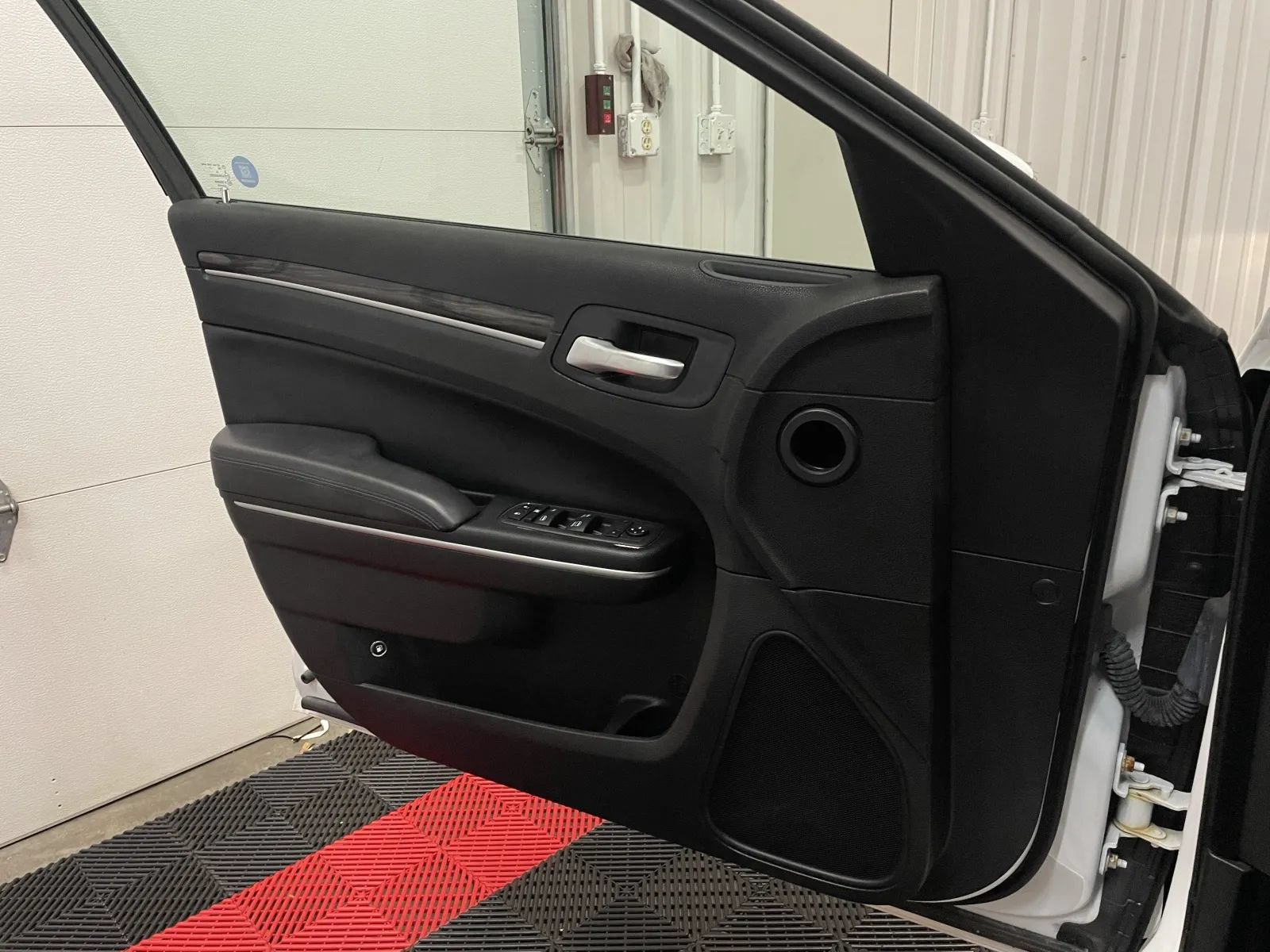 Used 2022 Chrysler 300 Touring AWD/4WD image 25