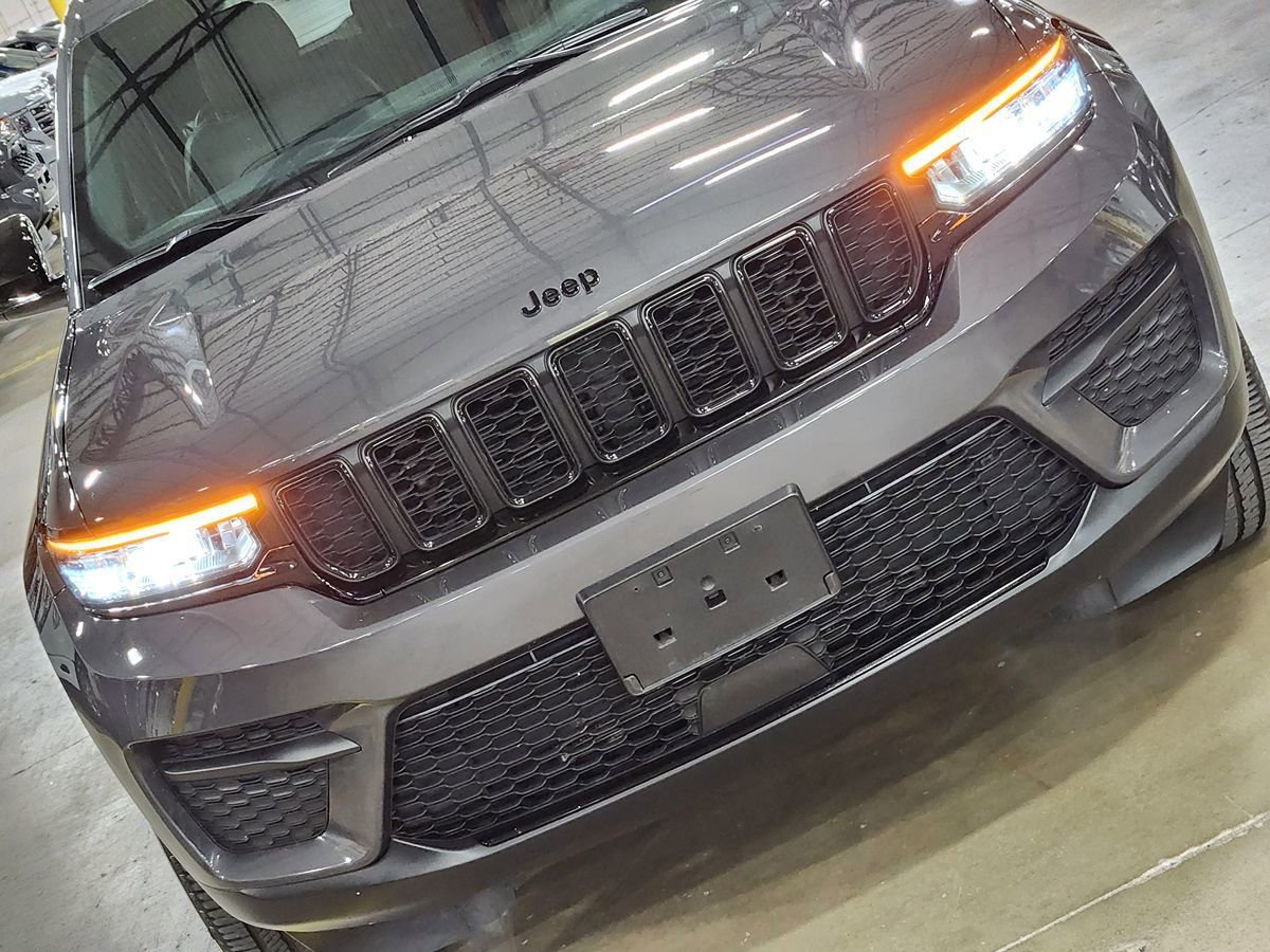 Used 2024 Jeep Grand Cherokee Altitude AWD/4WD image 19