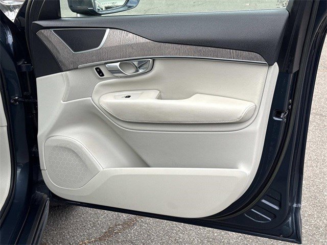 Used 2023 Volvo XC90 B6 Plus image 8