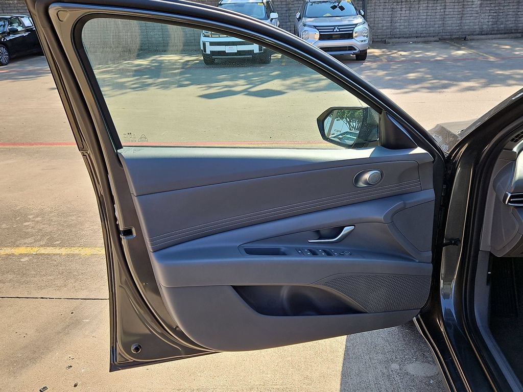 Used 2025 Hyundai Elantra SEL FWD image 11