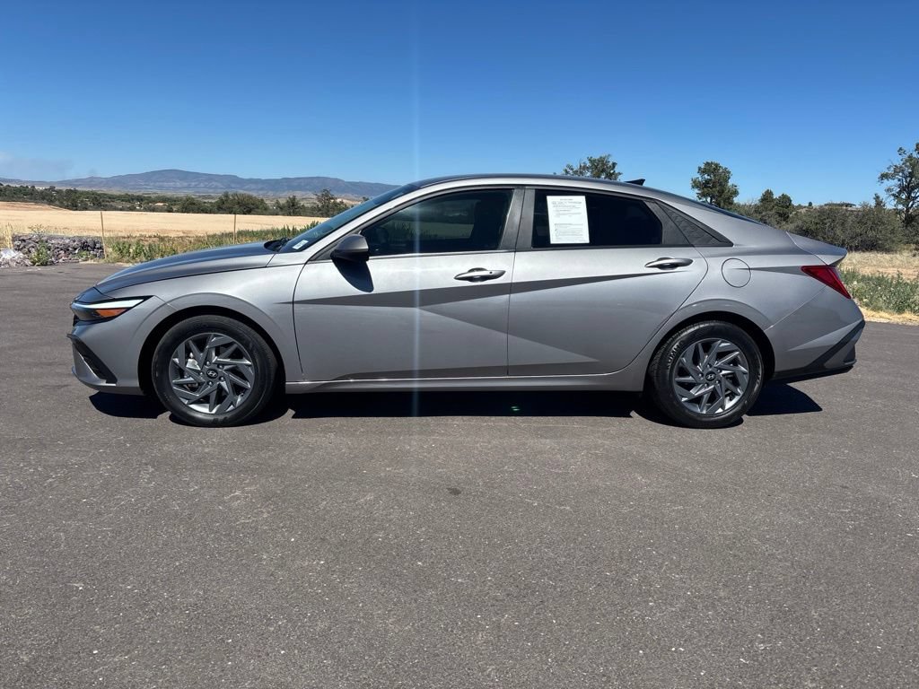 Used 2024 Hyundai Elantra Blue FWD image 8